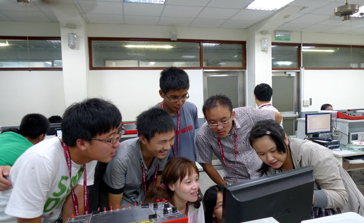 太阳成官网学生与逢甲大学学生探讨手动实验