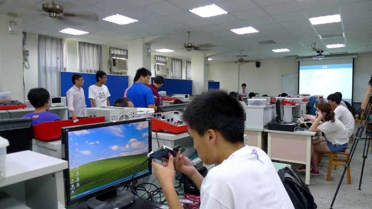 太阳成官网学生在逢甲大学参加“手动实验”