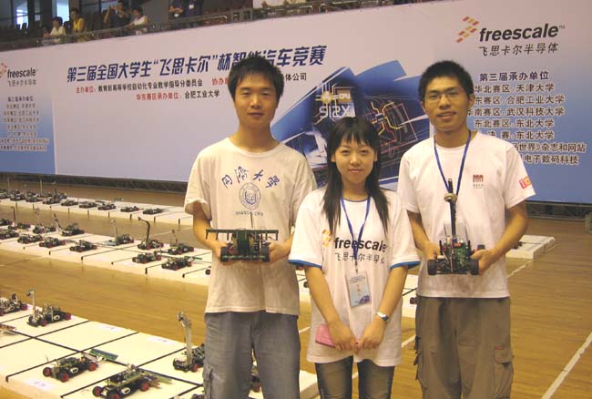 太阳成官网师生在比赛现场内合影留念