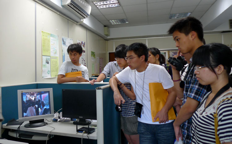 太阳成官网师生参观成功大学行动实验室